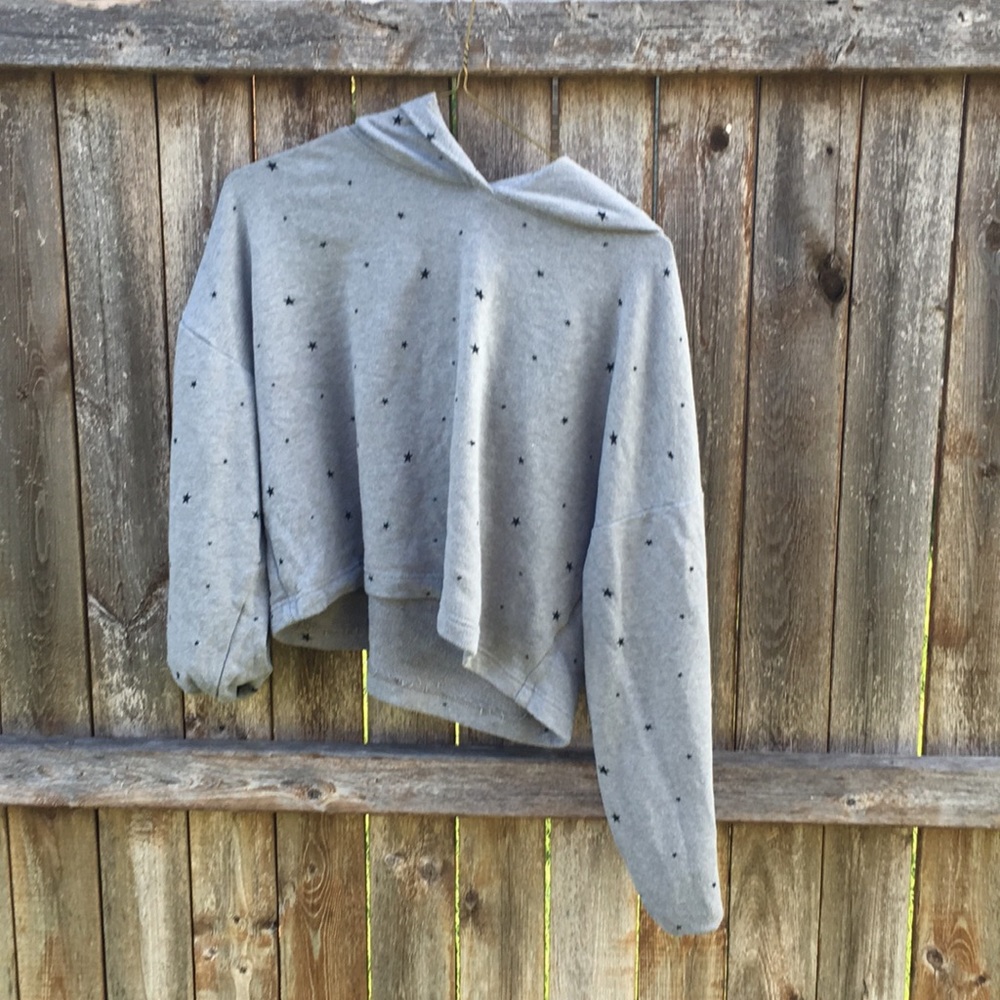 Cropped long sleeve gray with stars hoodie